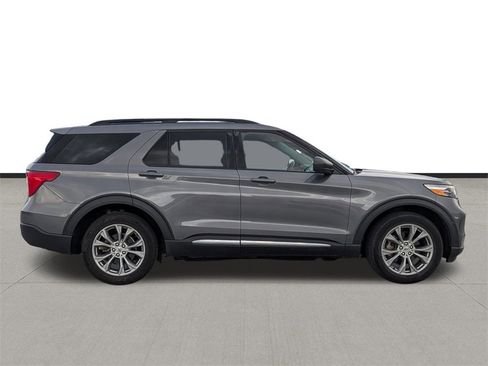 Used 2022 Ford Explorer XLT w/ Equipment Group 202A image 5