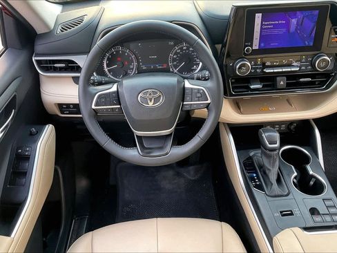 Used 2024 Toyota Highlander XLE image 6