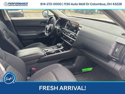 Used 2024 Nissan Pathfinder SV image 16