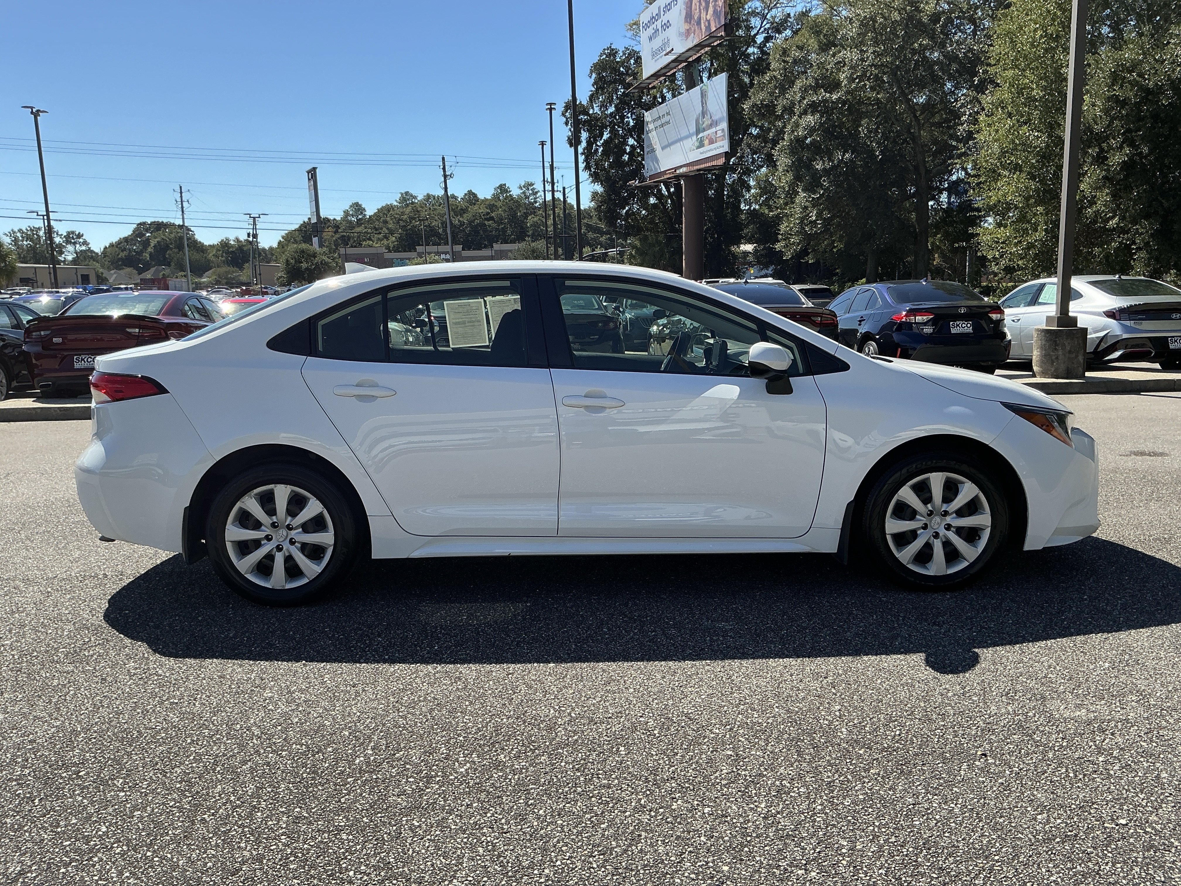 Used 2022 Toyota Corolla LE FWD image 6