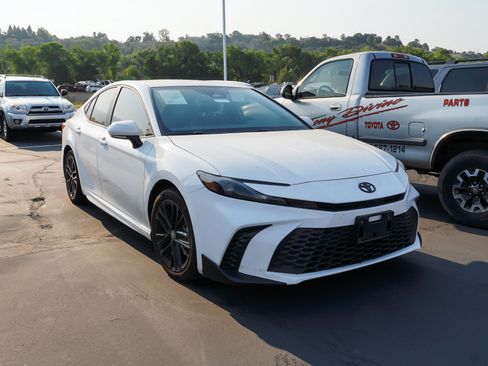 Used 2025 Toyota Camry SE FWD image 2
