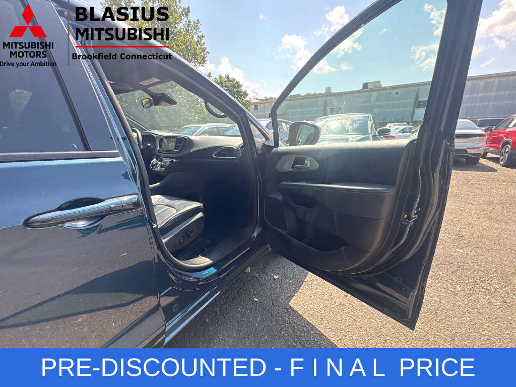 Used 2023 Chrysler Pacifica Limited w/ S Appearance Package FWD image 26