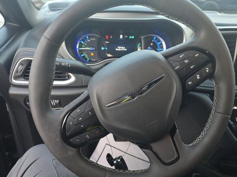 Used 2023 Chrysler Pacifica Touring-L w/ S Appearance Package image 8