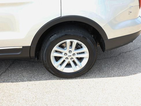 Used 2013 Ford Explorer XLT AWD/4WD image 4