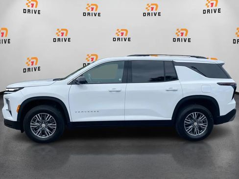 Used 2026 Chevrolet Traverse LT w/ Driver Confidence Package FWD image 2