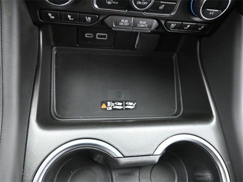 Used 2024 Chevrolet Suburban Premier w/ Advanced Technology Package image 18