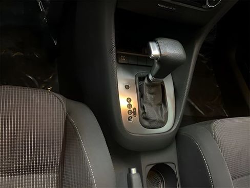 Used 2010 Volkswagen Golf 2-Door image 27