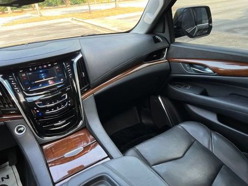 Used 2018 Cadillac Escalade ESV Luxury RWD image 31