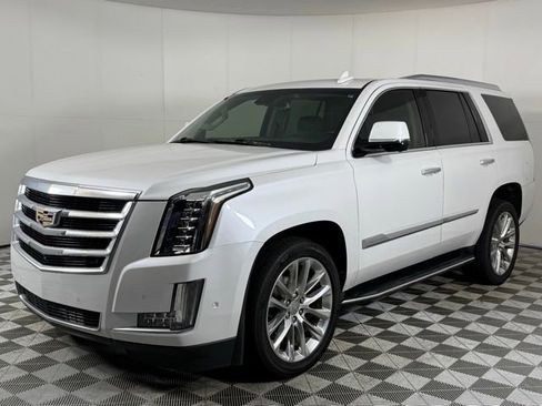 Used 2020 Cadillac Escalade Luxury image 2