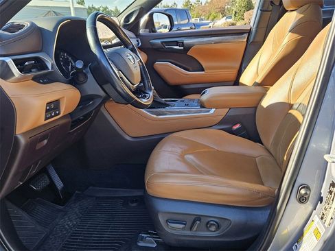 Used 2021 Toyota Highlander Platinum image 5