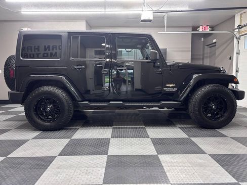 Used 2013 Jeep Wrangler Unlimited Sahara w/ Dual Top Group AWD/4WD image 6