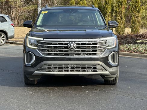 Used 2025 Volkswagen Atlas SE image 3