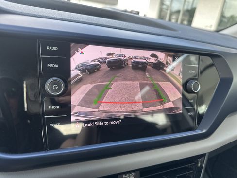 Used 2022 Volkswagen Taos SE w/ Driver Assistance Package FWD image 18
