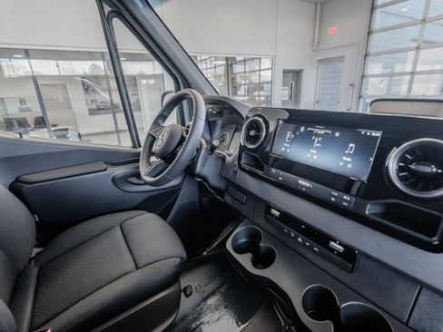 Used 2025 Mercedes-Benz Sprinter 2500 image 18