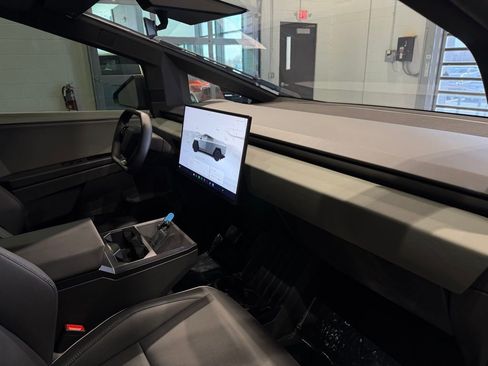Used 2024 Tesla Cybertruck AWD Crew Cab image 44