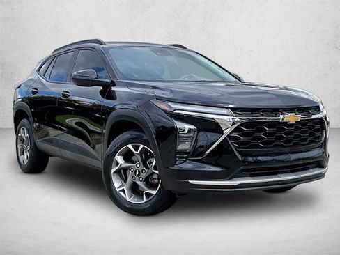 Used 2025 Chevrolet Trax LT FWD image 12