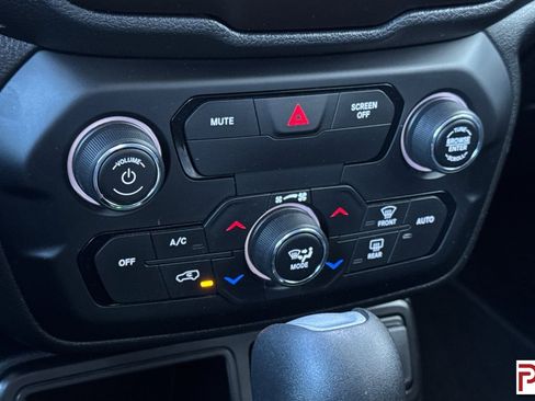 Used 2019 Jeep Renegade Altitude w/ Quick Order Package 2XM FWD image 22
