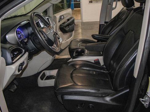 Used 2022 Chrysler Pacifica Touring-L image 7