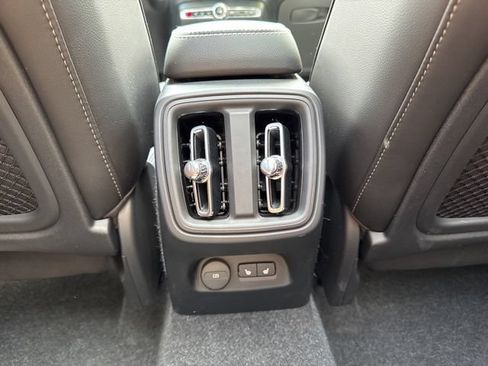 Certified 2025 Volvo XC40 B5 Plus AWD/4WD image 17