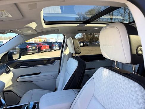 Used 2025 GMC Acadia Denali w/ Super Cruise Package image 13