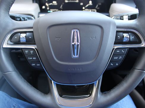 Used 2022 Lincoln Nautilus AWD w/ Premium Package image 18