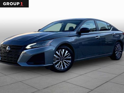 Used 2025 Nissan Altima 2.5 SV FWD image 1