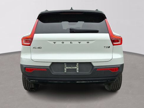 Used 2021 Volvo XC40 T5 R-Design w/ Climate Package image 5