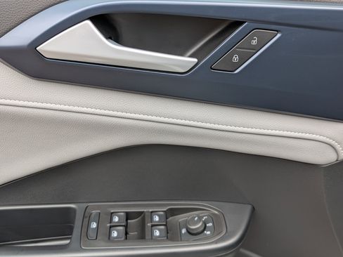 Used 2024 Volkswagen Taos SE image 15