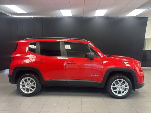 Used 2022 Jeep Renegade Latitude image 2