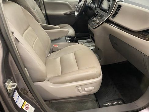 Used 2018 Toyota Sienna XLE w/ XLE Navigation Package image 24