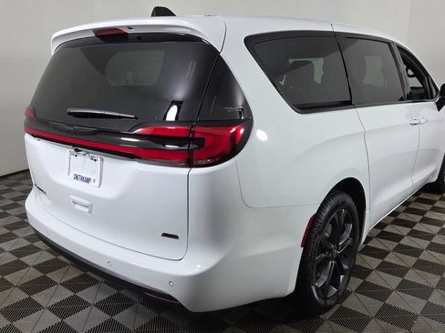 New 2026 Chrysler Pacifica Select image 8