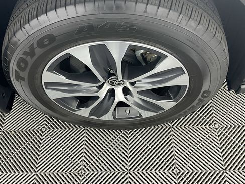 Used 2024 Toyota Highlander XLE image 11