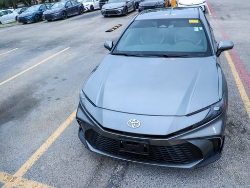 Used 2025 Toyota Camry SE FWD image 4