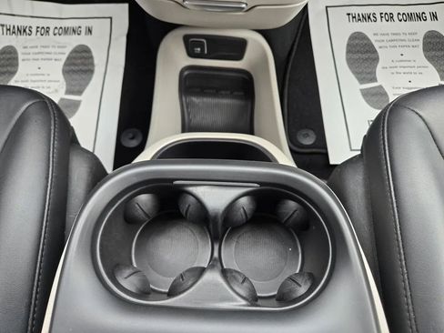 Used 2024 Chrysler Pacifica Select image 25