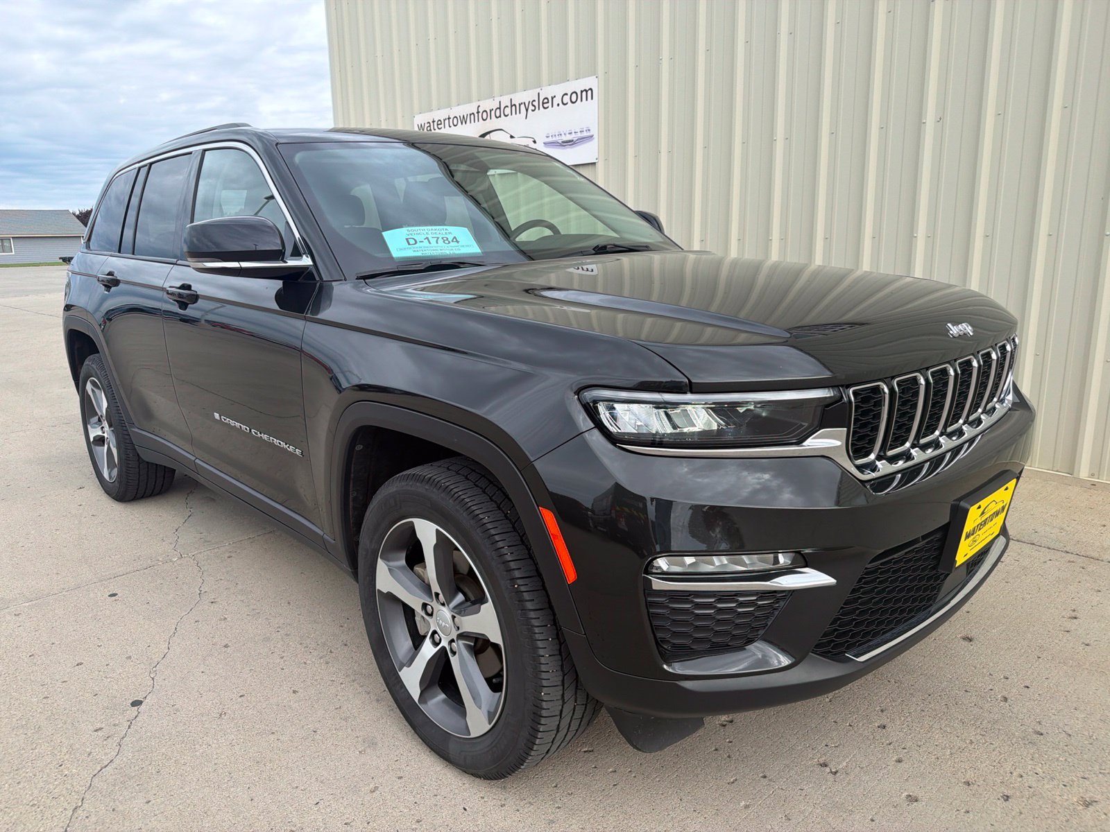 Used 2023 Jeep Grand Cherokee Limited AWD/4WD image 2