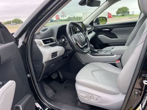 Used 2023 Toyota Highlander XLE FWD image 3