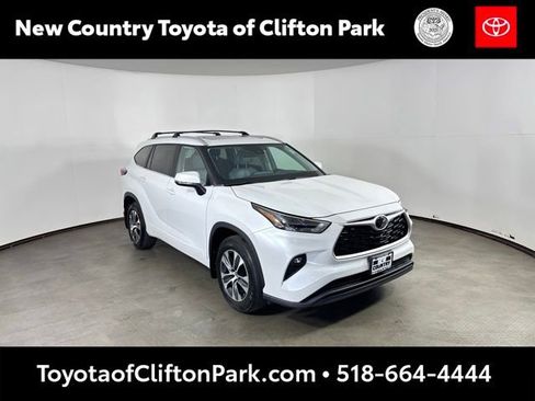 Used 2023 Toyota Highlander XLE AWD/4WD image 1