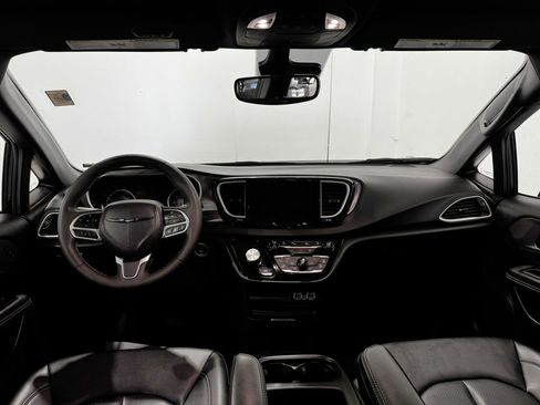 Used 2025 Chrysler Pacifica Select FWD image 2