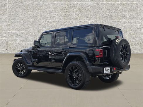 Used 2025 Jeep Wrangler Unlimited Sahara AWD/4WD image 5