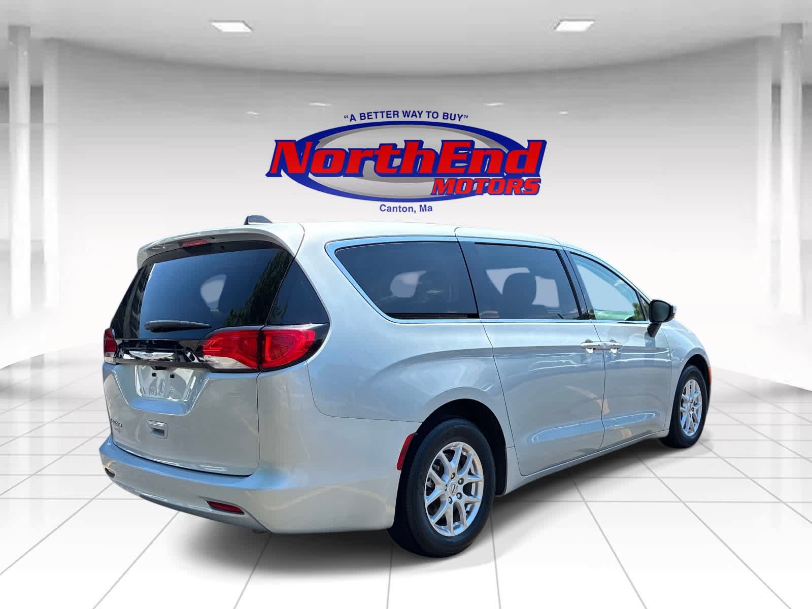 Used 2023 Chrysler Voyager LX FWD image 7