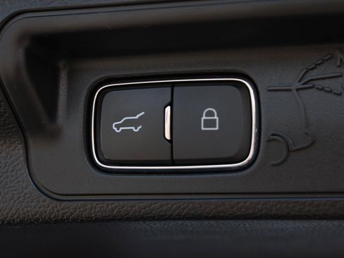 Used 2021 Ford Explorer XLT w/ Equipment Group 202A image 9