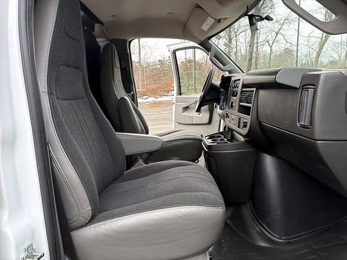 Used 2024 GMC Savana 2500 w/ Driver Convenience Package image 15