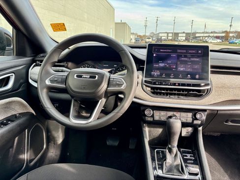 Used 2023 Jeep Compass Sport AWD/4WD image 3