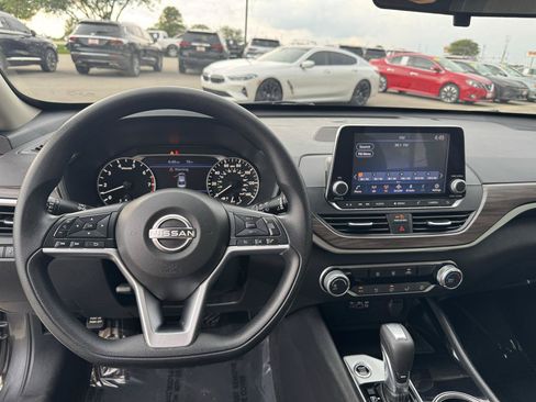 Used 2024 Nissan Altima 2.5 SV FWD image 3