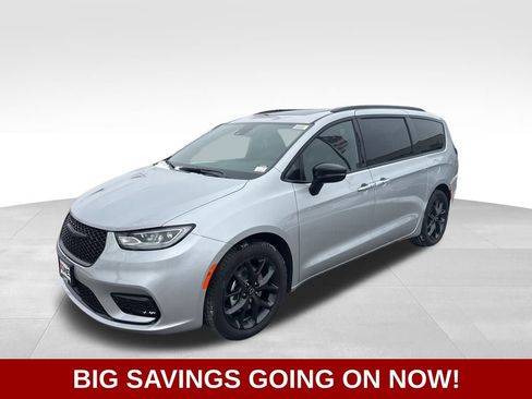 New 2026 Chrysler Pacifica Limited image 4