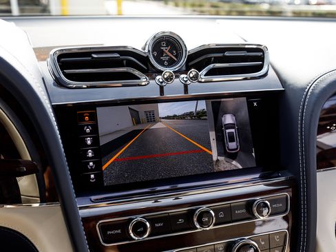 Used 2023 Bentley Bentayga Extended Wheelbase image 41