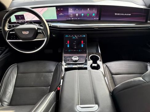 Used 2025 Cadillac Escalade Premium Luxury RWD image 12
