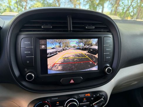 Used 2025 Kia Soul LX w/ LX Technology Package FWD image 17