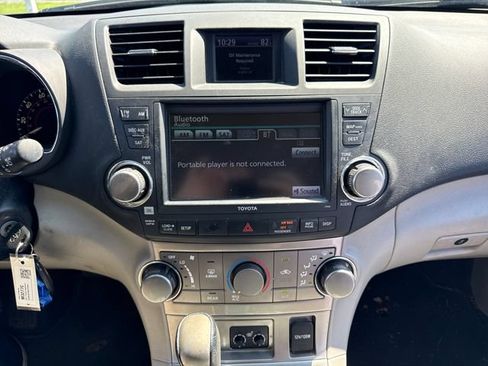 Used 2011 Toyota Highlander SE w/ Tow Pkg AWD/4WD image 23