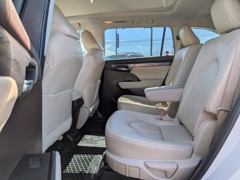 Used 2021 Toyota Highlander Platinum AWD/4WD image 6